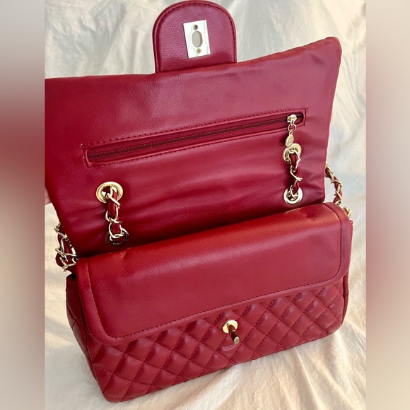 👑✅PRICE FIRM✅ Beautiful Large Red Quilted Gold Chain Purse - Picture 3 of 17